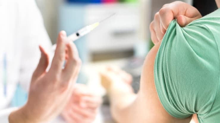 יותר מחצי שנה שאין חיסונים זמינים בישראל (צילום: Shutterstock) חיסון נגד נגיף הפפילומה