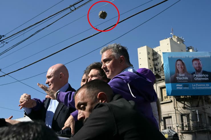 נשיא ארגנטינה חאבייר מיליי אירוע ה בחירות ב בואנוס איירס שבו הותקפה שיירתו ב אבנים אבן מתעופפת