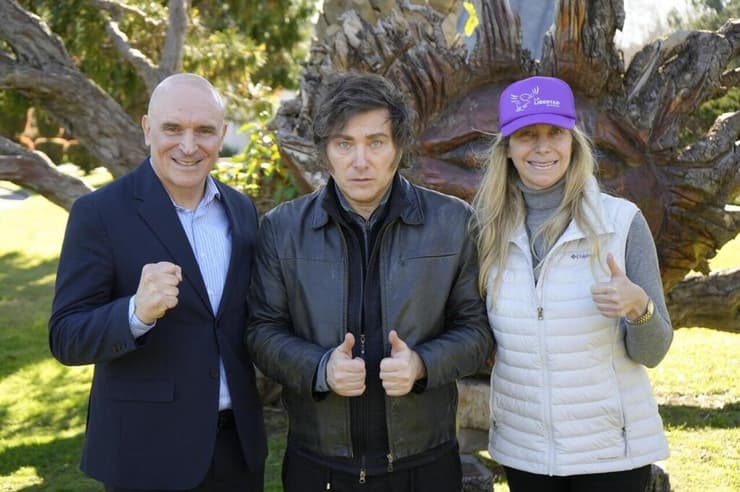 נשיא ארגנטינה חאבייר מיליי עם אחותו קרינה ו חבר קונגרס אחרי שהותקפו באבנים