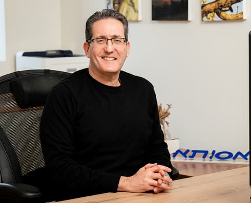 ד"ר ארנון מקורי: "המערכת יודעת לזהות ממצאים בריאות, לאפיין ולהשוות. ההשוואה קריטית כי כך אנחנו יכולים למדוד במילימטרים בודדים אם הממצאים גדלו מהבדיקה הקודמת, וזו שאלה של חיים ומוות" (צילום: דוברות אסותא) ד"ר ארנון מקורי