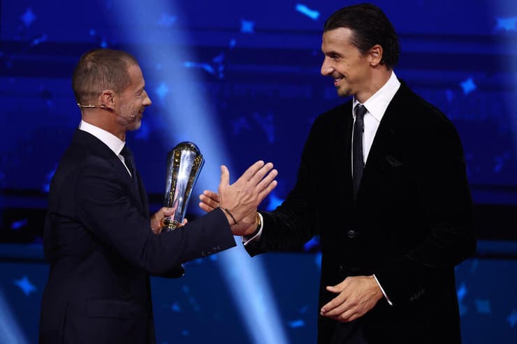 איברהימוביץ' מקבל את תואר מנשיא פיפ"א אלכסנדר צ'פרין (צילום: REUTERS/Stephane Mahe) זלאטן איברהימוביץ' מקבל את תואר מנשיא פיפ"א אלכסנדר צ'פרין