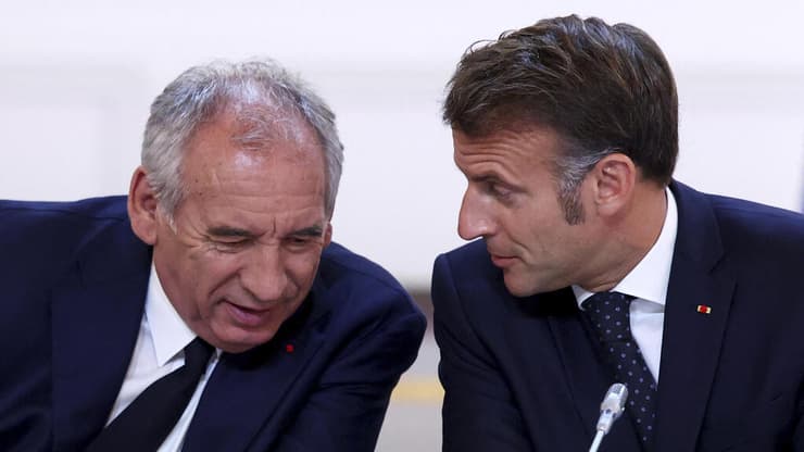 מקרון וביירו. משבר פוליטי שלישי תוך שנה (צילום: Tom Nicholson, Pool Photo via AP) ראש ממשלת צרפת פרנסואה ביירו עם הנשיא עמנואל מקרון