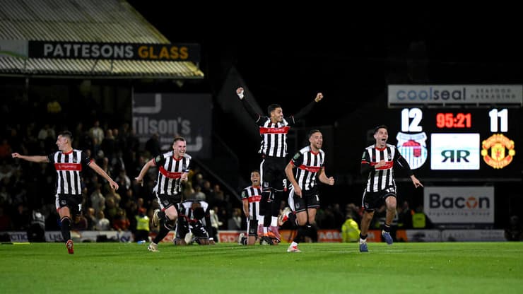 לא יהיה משחק חוזר. שחקני גרימסבי חוגגים (צילום: Shaun Botterill/Getty Images) שחקני גרימסבי חוגגים