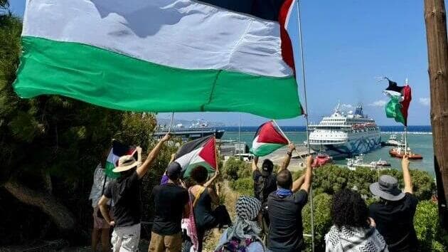 הפגנה נגד ישראלים מחוץ לנמל הרקליון בכריתים