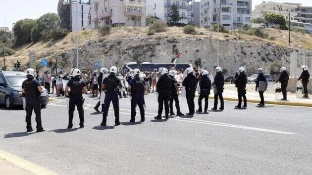 הפגנה נגד ישראלים מחוץ לנמל הרקליון בכריתים