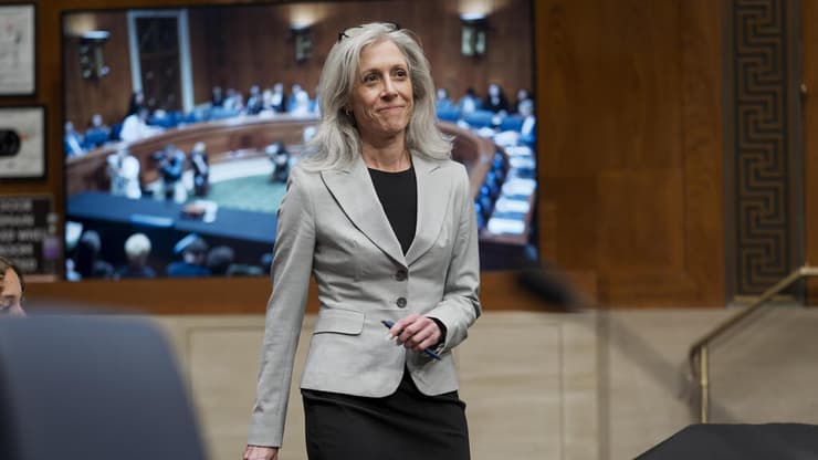 מנהלת המרכזים לבקרת מחלות ומניעתן (CDC), ד"ר סוזן מונארז, שפוטרה