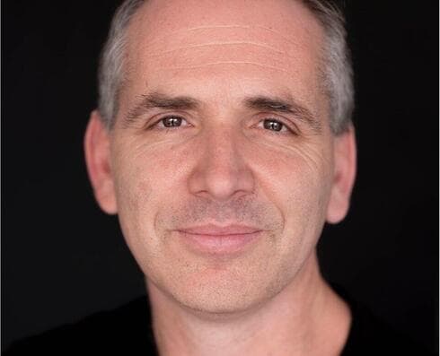 ד"ר גל יניב: "ברגע שנכנס האלגוריתם, הוא נתן לראשונה עדיפות למטופלים עם ממצא חיובי בבדיקה, ואז במקום שהמטופל יחכה בתור, קופצת התרעה למתמחה במיון או לרופא הבכיר" (צילום: יובל חן) ד"ר גל יניב