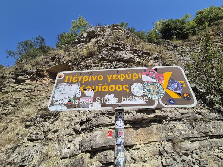 סטיקרים אנטי-ישראליים בקניון קלאירטוקס