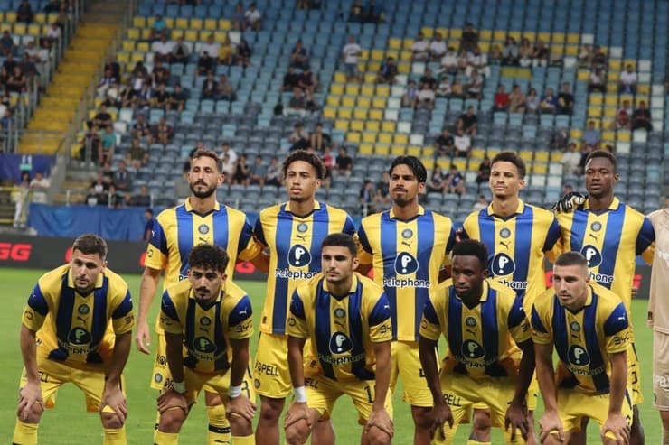 יכולים כבר להתכונן לחורף חם באירופה. שחקני מכבי ת"א (צילום: האתר הרשמי של מכבי ת"א) מכבי ת"א לפני משחק הגומלין מול דינמו קייב