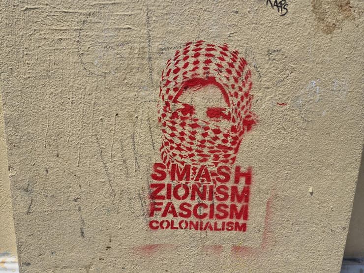 בכניסה למטרו באתונה