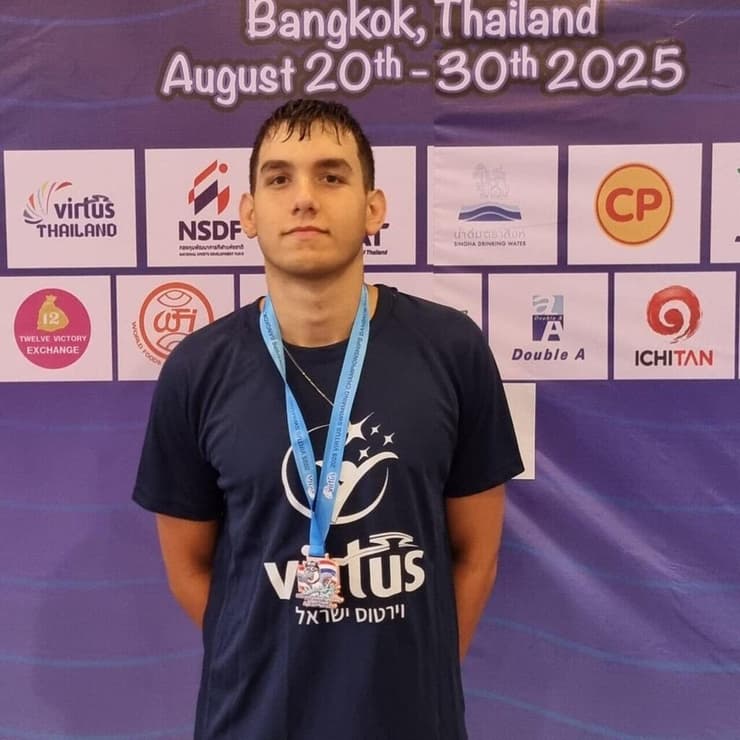 נתיב ביתן  ילד בן ה-17  זכה ב אליפות עולם ב שחייה ב תחרות ב בנגקוק תאילנד 