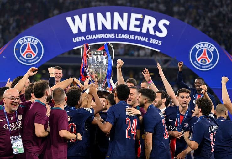 הגרלה קשה מאוד למחזיקת התואר (צילום: Justin Setterfield/Getty Images) פ.ס.ז' חוגגת את הזכייה בליגת האלופות בעונה שחלפה