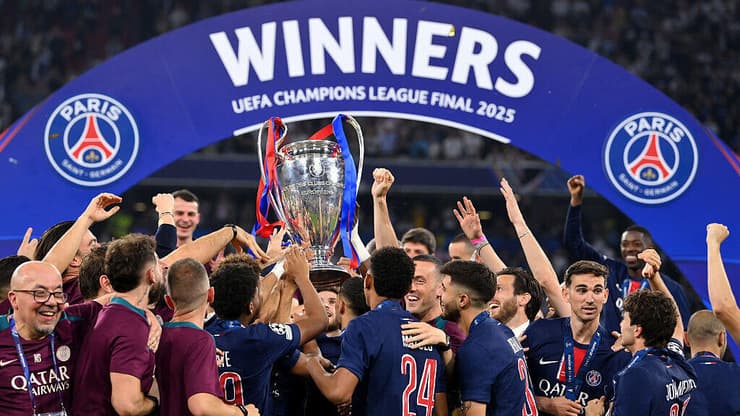 פ.ס.ז' חוגגת את הזכייה בליגת האלופות בעונה שחלפה 