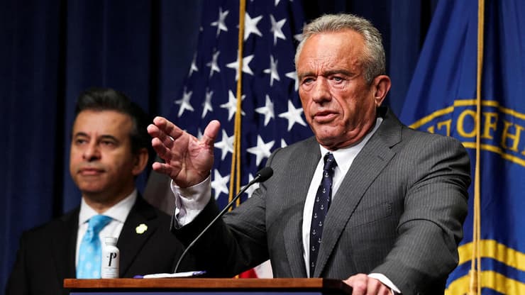 הורה להגביל את הגישה לחיסוני הקורונה לאנשים בני 65 ומעלה ולמי שסובלים ממחלות רקע. קנדי ג'וניור (צילום: REUTERS / Jonathan Ernst) שר הבריאות האמריקני רוברט פ. קנדי ג'וניור