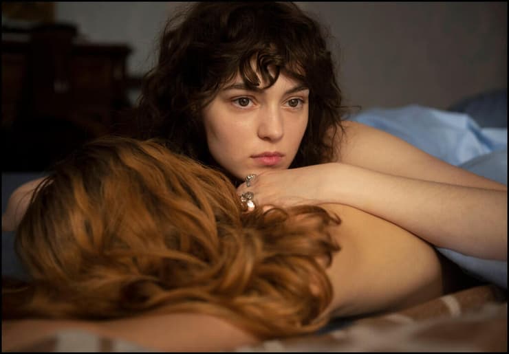 "מריה בזמנו הייתה ילדה בת 19 שעמדה מול אגדות. כיום, בנים ובנות שמגיעים לסט בגיל העשרה, חשוב שיוכלו לומר 'לא'" (צילום: באדיבות yes) מתוך "להיות מריה"