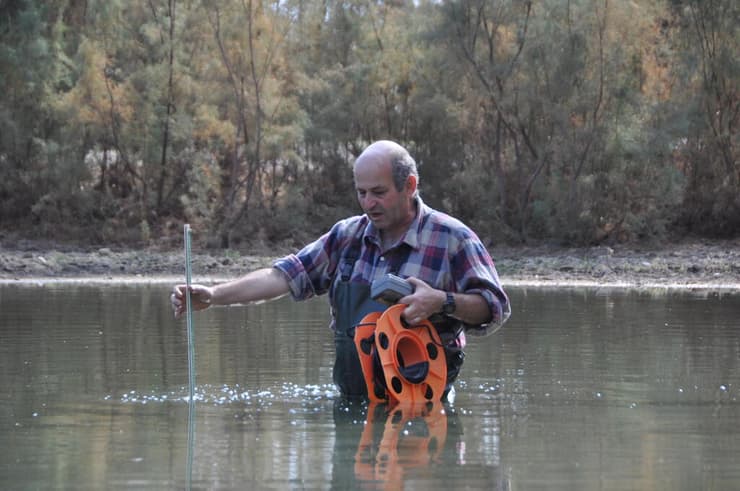 הברזל והקיטור הדהירו קדימה פרויקטים כבירים כמו רשת הרכבות הבריטית. טיפול ברכבות בתחנת בריסטול של רשת הרכבות המערבית הגדולה של בריטניה, 1843 | תחריט של האמן ג'ון קוק בורן. מקור: ויקיפדיה, נחלת הכלל 