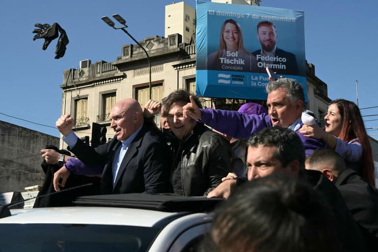 נשיא ארגנטינה חאבייר מיליי אירוע ה בחירות ב בואנוס איירס שבו הותקפה שיירתו ב אבנים חפץ מתעופף