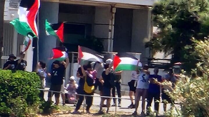 הפגנה נגד ישראלים מחוץ לנמל הרקליון בכריתים