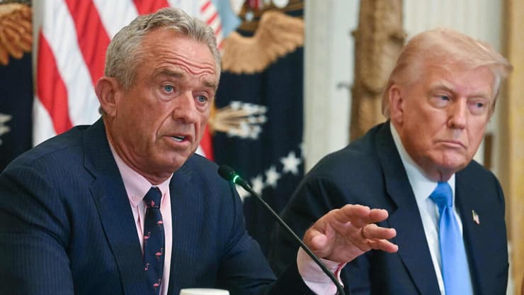 הורסים את הבריאות? הנשיא טראמפ ושר הבריאות האמריקני רוברט פ. קנדי ג'וניור (צילום: Jim WATSON / AFP) נשיא ארה"ב דונלד טראמפ ושר הבריאות האמריקני רוברט פ. קנדי ג'וניור