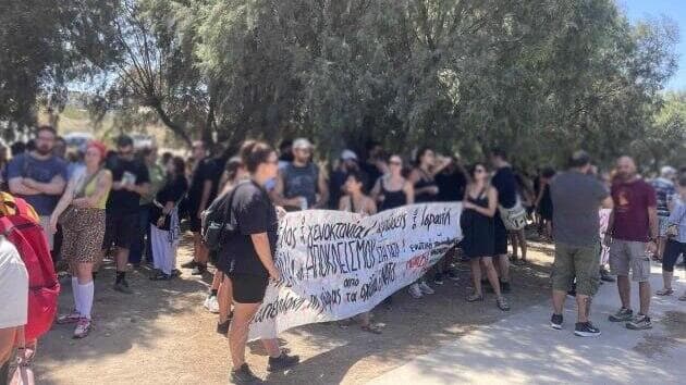הפגנה נגד ישראלים מחוץ לנמל הרקליון בכריתים