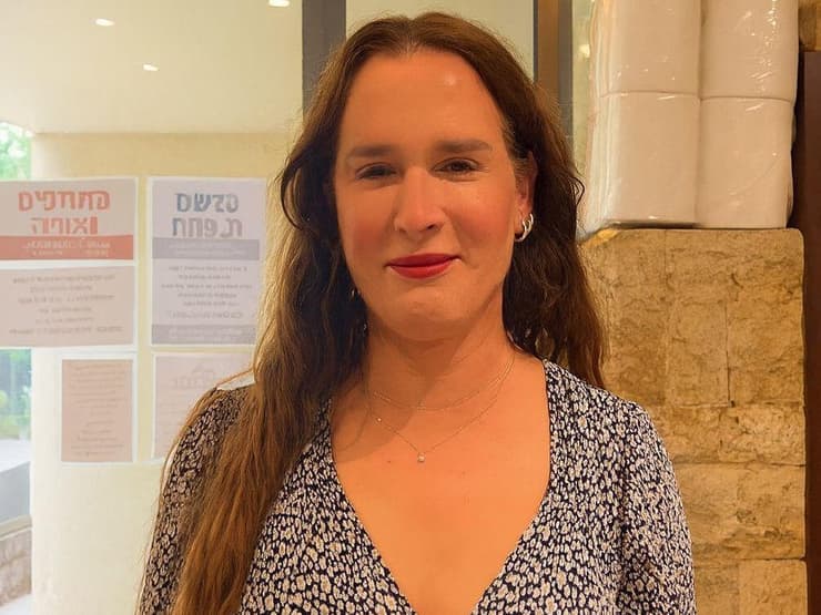 "זה לקח אותי למקום ממש נמוך". שירה אשכנזי מטפלת בפוסט-טראומטים (צילום: וילה באלאנס) שירה אשכנזי הייתה צלף קרבי פסיכותרפיסטית שמטפלת באמצעות קסדת BrainsWay