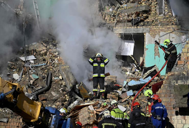 אוקראינה קייב מסוק כיבוי זירת פגיעה מתקפה רוסית