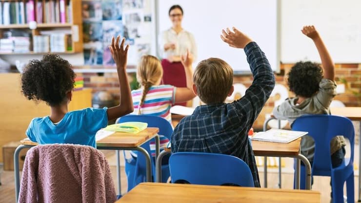 תשפ"ו בפתח: רפורמת ה-AI, המחסור במורים והמלחמה שנמשכת כבר 3 שנים (צילום: PeopleImages.com - Yuri A/Shutterstock) שיעור בבית הספר