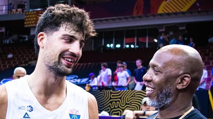 "הוא עשה למעננו המון". צ'ונסי בילאפס עם דני אבדיה (צילום: FIBA) מאמן פורטלנד טרייל בלייזרס צ'ונסי בילאפס עם דני אבדיה