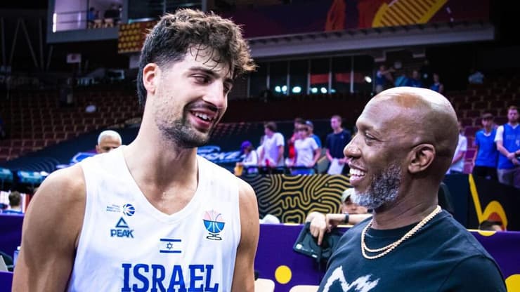 הוצא לחופשה ללא תשלום. בילאפס אבדיה (צילום: FIBA) מאמן פורטלנד טרייל בלייזרס צ'ונסי בילאפס עם דני אבדיה
