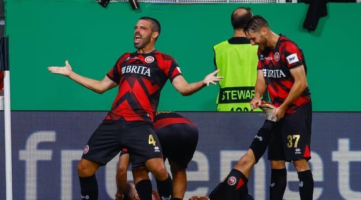 ווהן חוגגים את השער