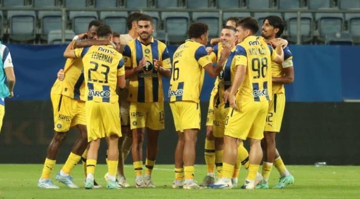 שחקני מכבי תל אביב חוגגים העפלה לליגה האירופית