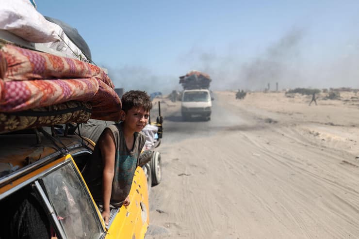 תושבים פלסטינים פליטים שברחו מהעיר עזה לאזור נוסייראת שבמרכז