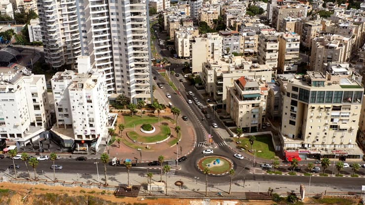 "דירה 3 חדרים בגבעתיים עולה ארבעה מיליון שקלים, בעוד בקצרין פנטהאוז עם נוף לכנרת יעלה שני מיליון - שני מיליון מאתיים, שני מיליון שלוש מאות. שבריר מהמחיר במרכז", עזרא ימין (צילום: ירון שחר) אבני דרך קצרין 1