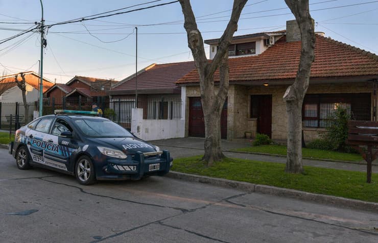 משטרת ארגנטינה מאר דל פלאטה מודעת נדל"ן שבה נראה ציור שגנבו הנאצים מ יהודי