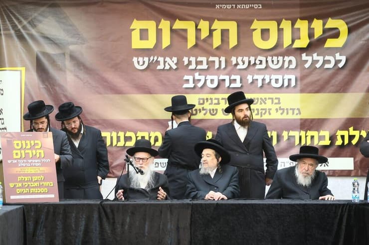 הברזל והקיטור הדהירו קדימה פרויקטים כבירים כמו רשת הרכבות הבריטית. טיפול ברכבות בתחנת בריסטול של רשת הרכבות המערבית הגדולה של בריטניה, 1843 | תחריט של האמן ג'ון קוק בורן. מקור: ויקיפדיה, נחלת הכלל 