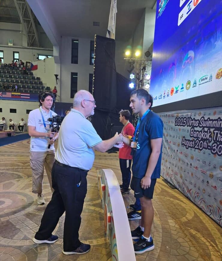 נתיב ביתן  ילד בן ה-17  זכה ב אליפות עולם ב שחייה ב תחרות ב בנגקוק תאילנד 