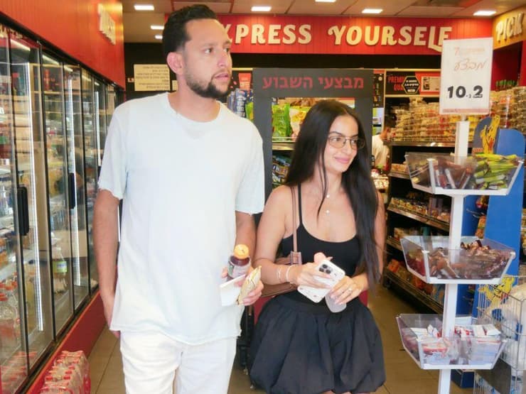 עם אשתו דניאלה. "עברה את הניתוח הקיסרי כמו לביאה" (צילום: אמיר מאירי ) פפראצי ארז מוגרבי האח הגדול 2025