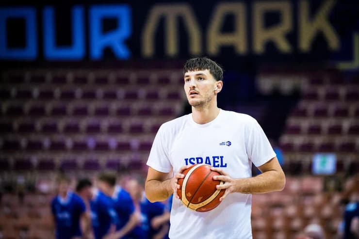 "יש אגו, אבל יותר חשוב להצליח עם הנבחרת" (צילום: אתר פיב"א) שחקן נבחרת ישראל רומן סורקין