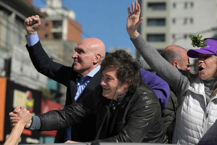 נשיא ארגנטינה חאבייר מיליי ואחותו קרינה מיליי באירוע ה בחירות ב בואנוס איירס שבו הותקפה שיירתו ב אבנים גם חבר הפרלמנט חוסה לואיס אספרט