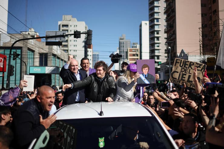 נשיא ארגנטינה חאבייר מיליי אירוע ה בחירות ב בואנוס איירס שבו הותקפה שיירתו 