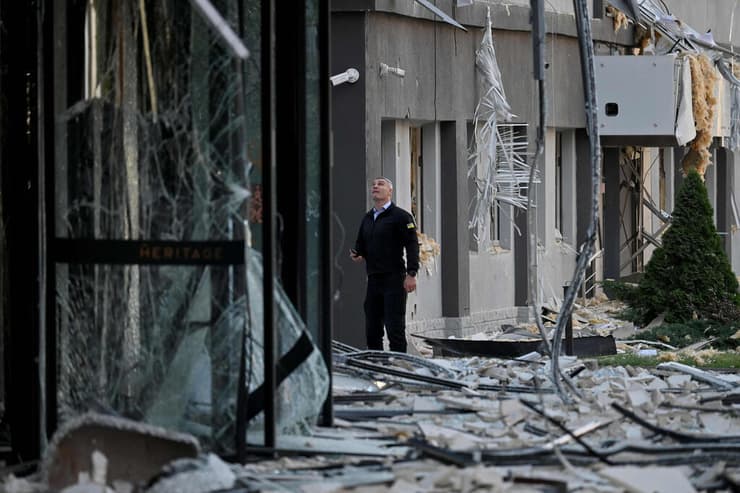 אוקראינה ראש העיר קייב ויטלי קליצ'קו סוקר זירת פגיעה מתקפה רוסית