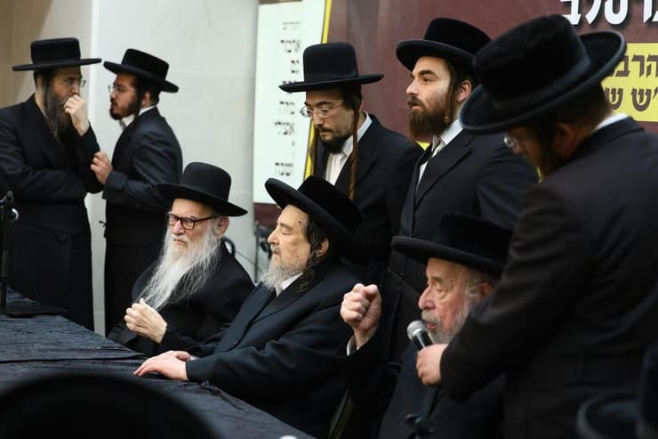 הברזל והקיטור הדהירו קדימה פרויקטים כבירים כמו רשת הרכבות הבריטית. טיפול ברכבות בתחנת בריסטול של רשת הרכבות המערבית הגדולה של בריטניה, 1843 | תחריט של האמן ג'ון קוק בורן. מקור: ויקיפדיה, נחלת הכלל 