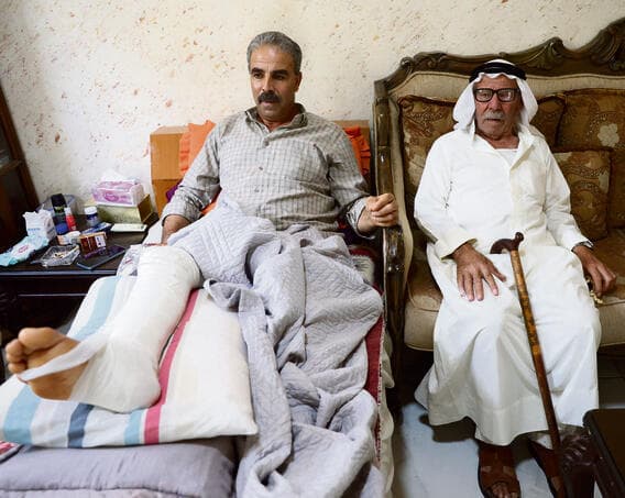 דראר אל־שייב (מימין) שנפצע מהירי בעקרבה ואביו עבדאללה (צילום: שאול גולן) yk14492375