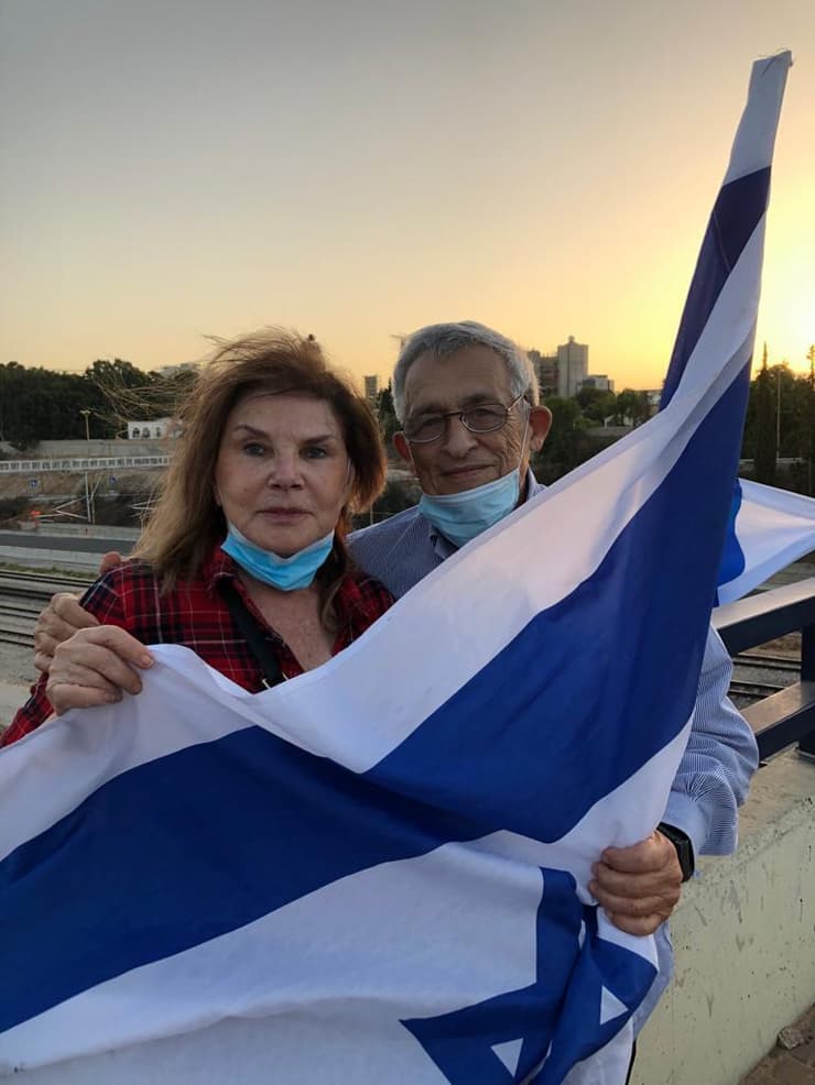 הזיל דמעה כשנזכר בהתנתקות. דן מרגלית ואשתו דנה בהפגנה דן מרגלית ואשתו דנה בהפגנה