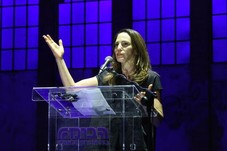 ריקי בליך מדברת בטקס האשכבה