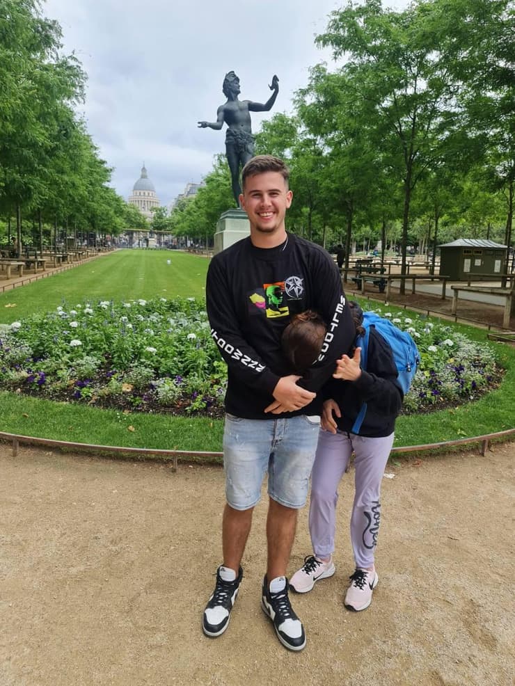 רון שרמן ז״ל שנחטף ונהרג בשבי בעזה ואחותו הקטנה עדן