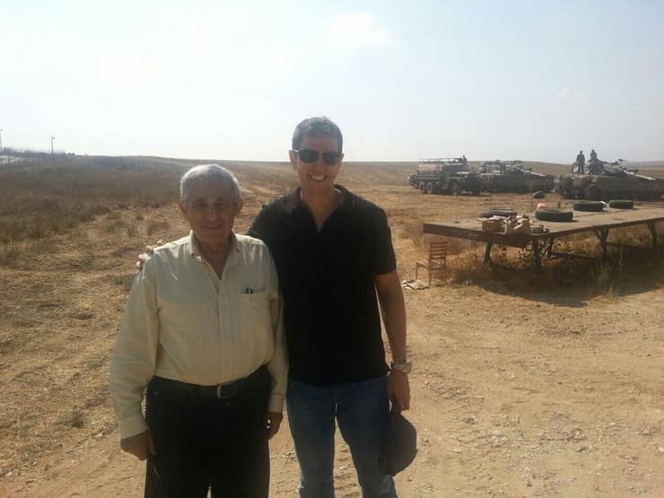 גאה על העבר הקרבי שלו. מרגלית וברגמן בכניסה לעזה ב"צוק איתן", 2014 דן מרגלית ורונן ברגמן באחד מסבבי הלחימה בעזה