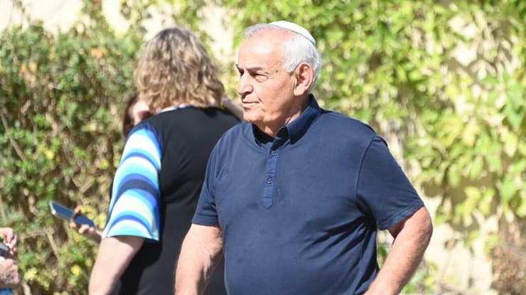 איציק מרדכי בהלווייתו של דן מרגלית ז"ל