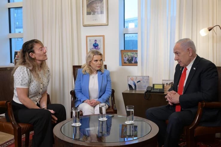 ראש הממשלה בנימין נתניהו ורעייתו שרה נתניהו נבפגישה עם סבין תעסה, ששכלה את בן זוגה ובנה בטבח ה-7 באוקטובר