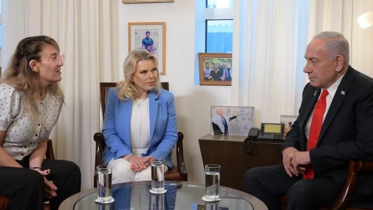 ראש הממשלה בנימין נתניהו ורעייתו שרה נתניהו נבפגישה עם סבין תעסה, ששכלה את בן זוגה ובנה בטבח ה-7 באוקטובר